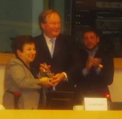 Shirin Ebadi receives the Prize for Freedom from Hans van Baalen (centre) watched by LI secretary general Emil Kirjas